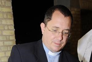 الاب طومسون يوقع احدى نسخ الكتاب انور الكندري