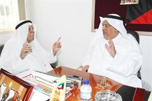 محمد ماهرمختار القادسية سالم العدساني متحدثا للزميل منصور الهاجري