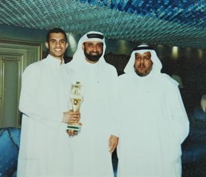 سالم العدساني مع اللاعب نواف الخالدي والسيد كمال الايوبي في ديوان فواز الحساوي بعد حصول نادي القادسية على كاس صاحب السمو﻿