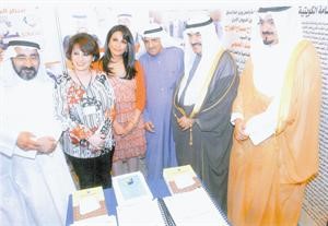 سمو رئيس الوزراء الشيخ ناصر المحمد في جناح العلاقات العامة بحضور الشيخ احمد العبدالله وبدر المديرس ونوال الدرويش وريم الوقيان
