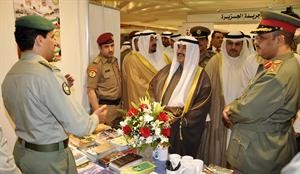سمو رئيس الوزراء الشيخ ناصر المحمد خلال زيارته لجناح الحرس الوطني
