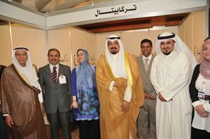 الشيخ احمد العبدالله يتوسط مجموعة من مسؤولي تركابيتال في جناح الشركة
