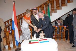 الشيخ علي الخالد والسفير الهولندي تون بون فون خوسيه يقطعان كعكة الاحتفال﻿﻿اسامة البطراوي﻿