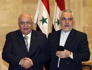 ورئيس الوزراء السوري محمد ناجي العطري يصافح نائب الرئيس الايراني محمد رحيمي في دمشق امس 	 رويترز﻿