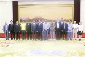 وزير الاعلام في المقاطعة الجنوبية وعضو الحزب الحاكم شيونغ لين يتوسط الوفد الاعلامي الكويتي اثناء اللقاء به﻿