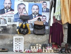 بائع لبناني عرض بضاعته تحت وعلى صور مرشحي الانتخابات في البلدية في احد شوارع بيروت رويترز