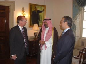 الشيخ دمحمد الصباح متحدثا الى جيفري فيلتمان بحضور الشيخ سالم العبدالله