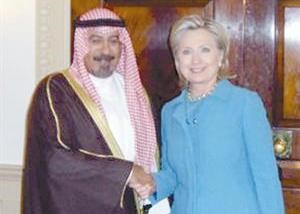 مصافحة بين الشيخ دمحمد الصباح وهيلاري كلينتون ﻿