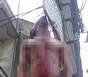 جثة القاتل القتيل معلقة على عمود انارة
