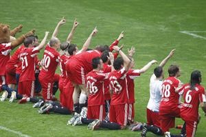 فرحة لاعبي بايرن ميونيخ بالفوز بالبوندسليغا وفي الاطار جماهير الفريق البافاري يحملون درع الدوري	 افپ﻿