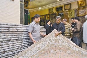 الزميل عدنان الراشد يعاين السجاد في كاشان
