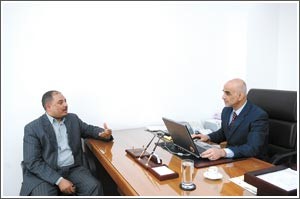 عدنان عيسى يتحدث الى الزميل عاطف رمضانسعود سالم