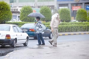 المظلات كثرت في ايدي المواطنين والمقيمين للاحتماء بها من المطرمتين غوزالمحمد ماهراسامة البطراوي