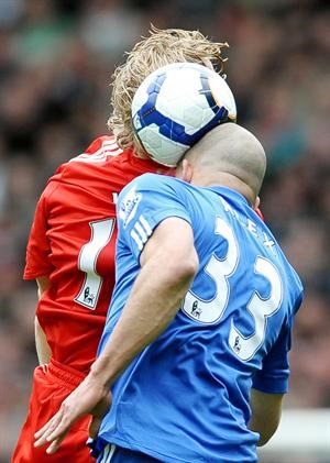 قوة المنافسة على اللقب عصرت الكرة بين لاعب تشلسي اليكسولاعب ليفربول ديريك كويت اپ
