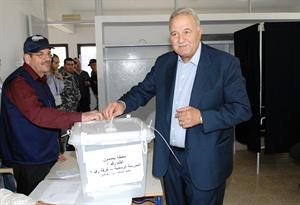 رئيس بلدية بحمدون اسطه ابورجيلي يدلي بصوته في البلدة﻿