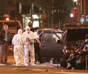 عناصر الادلة الجنائية يرفعون الادلة عن السيارة المفخخة رويترز