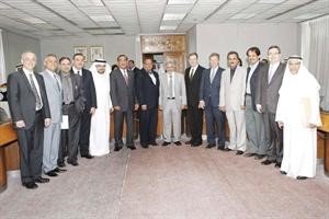 د هلال الساير ورئيس جامعة ماكجيل والكلية الملكية الكندية للجراحة وقياديو الصحة في لقطة جماعية﻿
