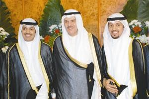الشيخ سلمان الحمود مع المعرسين حمد واحمد المعصب
﻿