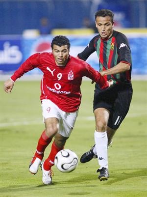 لاعب الاهلي عماد متعب دخل التدريبات على امل المشاركة امام الاتحاد﻿