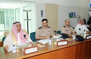 وزير الداخلية الشيخ جابر الخالد والشيخ فيصل النواف وقيادات امنية خلال اجتماع اللجنة 