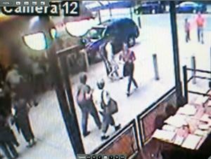 صورة عن كاميرا فيديو لاحد المشتبهين بمحاولة تفجير تايمز سكوير لحظة مغادرته منطقة توقف سيارة النيساناپ﻿