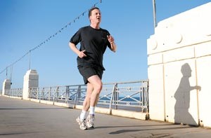 زعيم حزب المحافظين البريطاني ديفيد كاميرون يمارس رياضة الركض على شواطئ بلاكبول في الساعات الاخيرة من الحملات الانتخابيةافپ