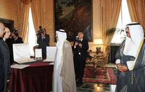 صاحب السمو الامير لدى تبادل الاوسمة مع الرئيس الايطالي ويبدو الشيخ مشعل الاحمد﻿