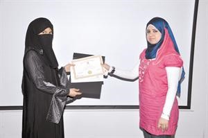 طالبة تتسلم شهادتها﻿