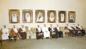 الشيخ خالد الاحمد الخالد متوسطا عددا من الشيوخ والحضور﻿