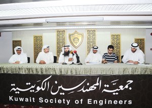 القحطاني وامين السر محمد علي والبنوان مع رئيس واعضاء لجنة مهندسي النفط خلال ورشة العمل