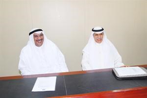 خالد الصايغ خلال حديث مع احد المساهمين في الجمعية العمومية اسامة البطراوي
