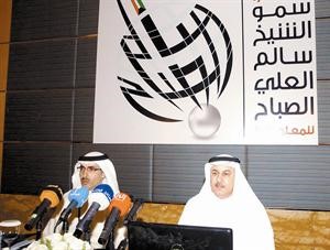 مساعد العسعوسي وعبدالله شهاب خلال جانب من مجريات الملتقى