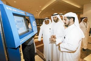 المشاركون في الملتقى خلال جولة على احد اجهزة الميكنة