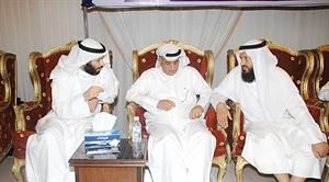 محمد هايف وشعيب المويزري ودفيصل المسلم قبل بدء الندوة
