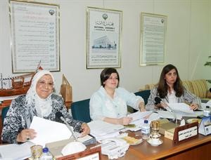 د رولا دشتي ود اسيل العوضي ود معصومة المبارك خلال اجتماع اللجنة﻿