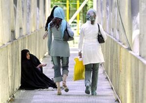 افپ﻿﻿ذكرت وكالة مهر الايرانية في تقرير ان المتسول في طهران يجني 1500 دولار في الشهر اي ما يعادل 5 مرات الحد الادنى للاجور وفي الصورة تبدو متسولة على احد جسور المشاة في العاصمة الايرانية ﻿