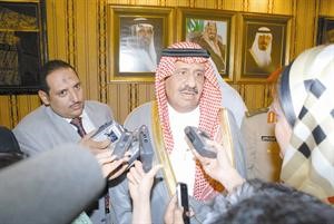 صاحب السمو الملكي الامير خالد بن سلطان متحدثا الى الصحافيين