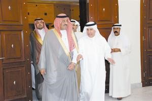 السفير دعبدالعزيز الفايز مستقبلا صاحب السمو الملكي الامير خالد بن سلطان لدى وصوله الى سفارة المملكة