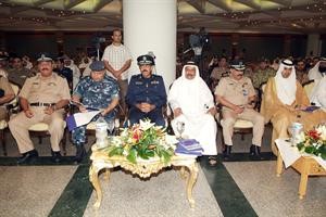 راعي الحفل اللواء الشيخ احمد النواف متوسطا الفريق السعودي واللواءين سليمان الفهد ودمصطفى الزعابي والشيخ مشعل الاحمد﻿
