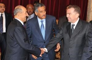 صاحب السمو مصافحا احد اعضاء غرفة تجارة وصناعة ايطاليا