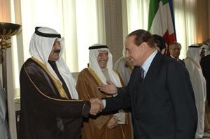 رئيس الوزراء الايطالي مصافحا خالد الجار الله