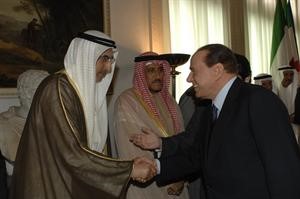  ومصافحا بدر السعد ويبدو الشيخ جابر الدعيج