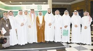 عدد من موظفي بيتك المشاركين في المؤتمر يتوسطهم الخياط
