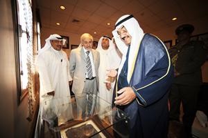 الشيخ ناصر المحمد ودهلال الساير في قاعة عبدالعزيز الصقر يلقون نظرة على حقيبة صالح العجيريهاني الشمري