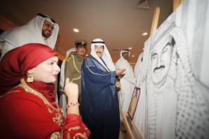 سمو رئيس الوزراء يطلع على لوحة تحمل صورته