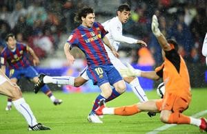 مهاجم برشلونة ليونيل ميسي تالق امام تينيريفي وسجل هدفين في مرمى الحارس لويس جارسيا اپ
