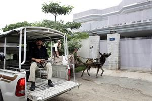 رجل امن باكستاني يحرس منزل عائلة المتهم بقضية تايمز سكوير فيصل شاه زاد في بيشاور					اپ﻿