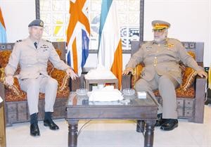 الفريق الركن الشيخ احمد الخالد مستقبلا اللواء طيار اندي بول﻿
