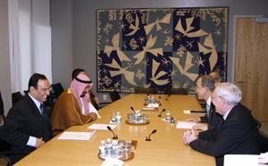 الشيخ دمحمد الصباح خلال لقائه السكرتير العام للامم المتحدة بان كي مون بحضور السفير منصور العتيبي﻿