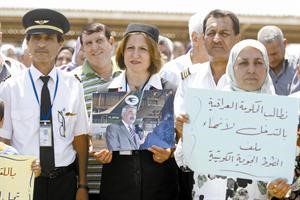 عراقيون يرفعون لافتات تدعو الى اطلاق سراح مدير الخطوط الجوية العراقية افپ
